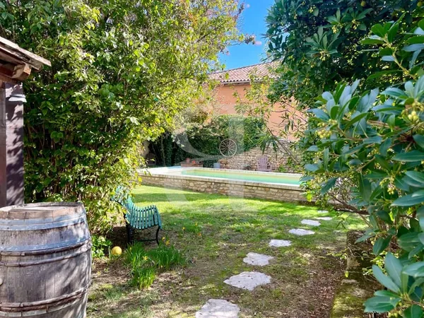 Maison de village avec jardin et piscine à Sainte-Cécile-les-V