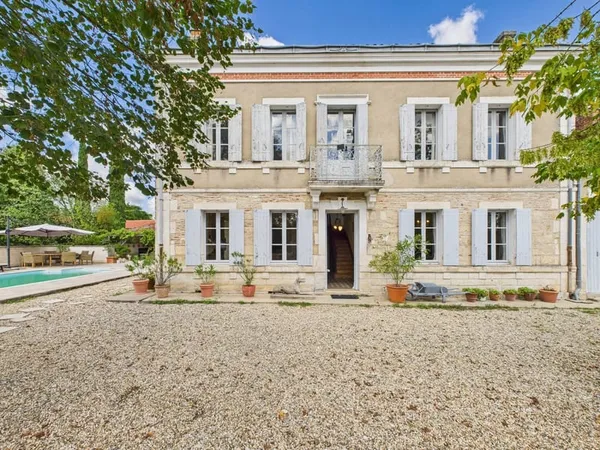 Élégante Maison de Maître du XIXème siècle, avec annexe, piscine et parc arboré
