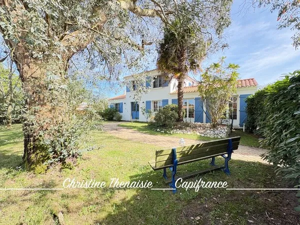 Maison à vendre sur un terrain de 2000 m2 - 4 chambres - Bureau - 3 salles d'eau - 3 wc - Dépendance