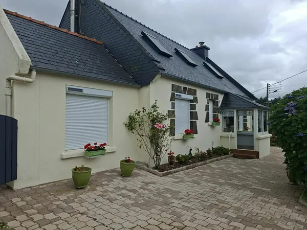 Maison Néo-Bretonne à vendre à Plouigneau - 4 chambres et jardin spacieux