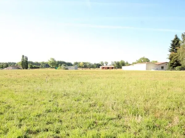 Terrain à bâtir de 622 m² à NEGREPELISSE (82) au prix de 49000€.