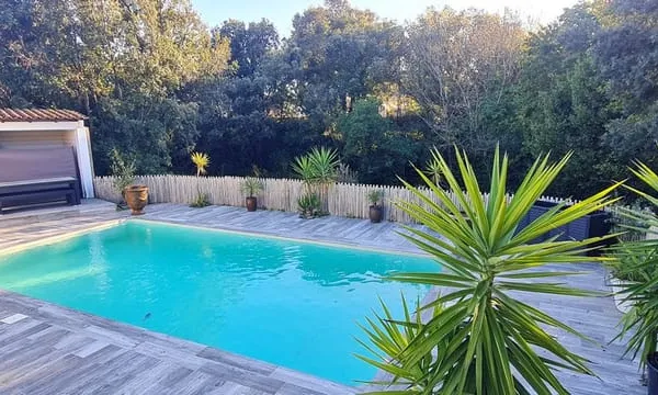 Villa spacieuse de 165m2 avec une piscine s'étendant sur 851m2 de terrain