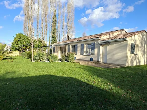 Maison de plain-pied. CRAVANS.