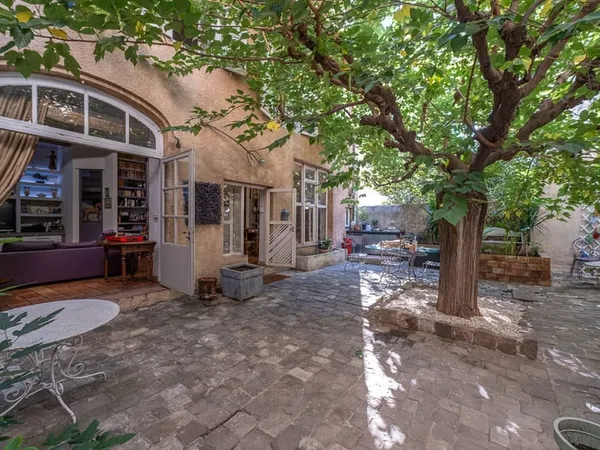 Maison, appartement, et atelier + un grand extérieur au calm