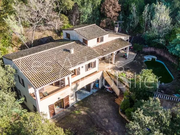 Maison spacieuse à rénover avec piscine et garage