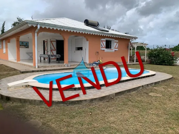 VILLA T4 AVEC PISCINE - LOTISSEMENT CALME AU LAMENTIN