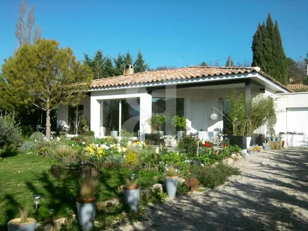 Villa récente de plain pied dans un emplacement idéal proche d