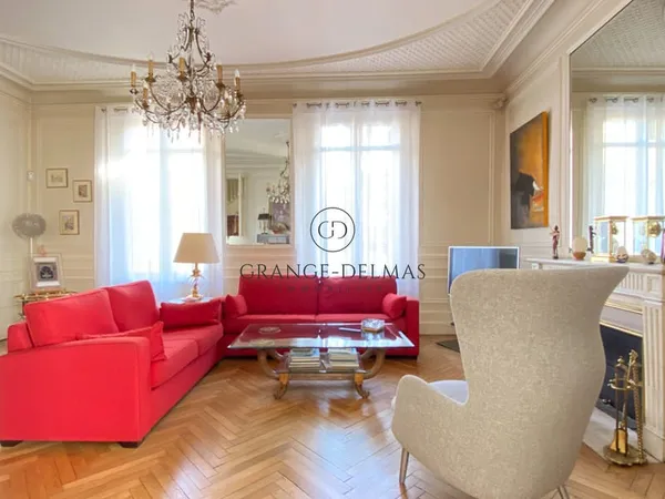 Maison en pierre avec stationnements - SAINT SEURIN