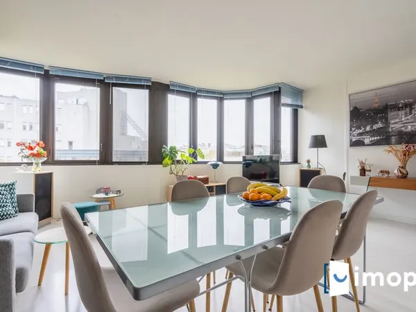 Appartement lumineux au 7e étage, au calme sur cour, à 2 min du métro Hoche avec cave et 2 parkings.