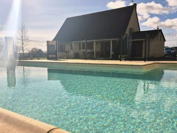 Calme et douceur de vivre en Périgord Noir : maison de plain-pied avec vue piscine et superbes pr
