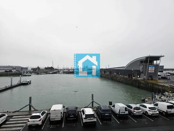 Front de mer, plein centre ville, proximité commerces, toute