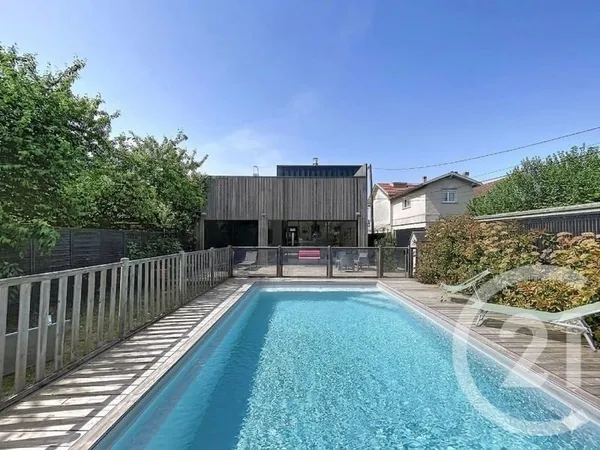 Maison 8 pièces 281 m²