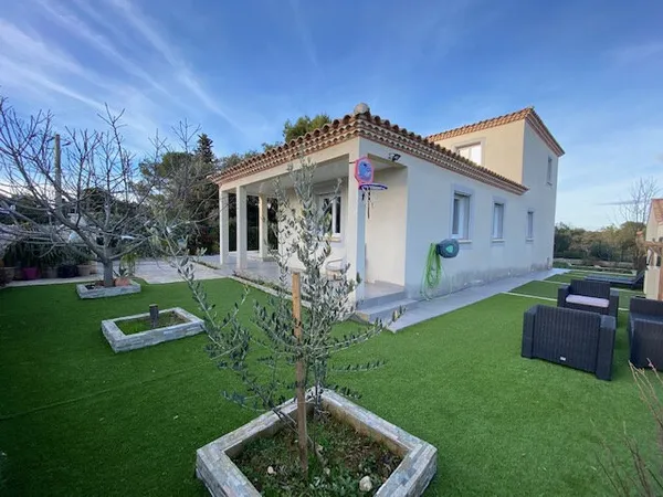 Villa récente avec piscine et garage