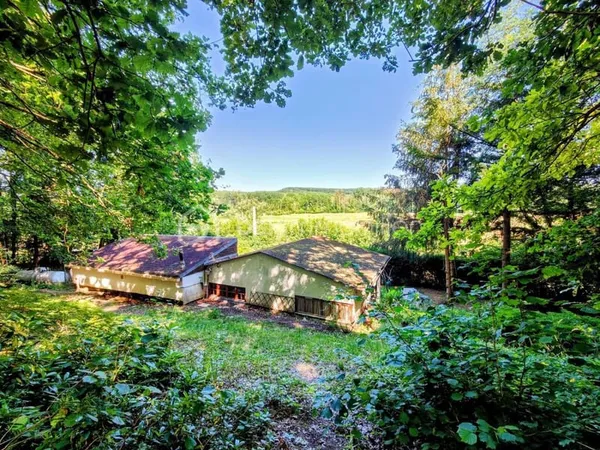 La Maison des Cyclamens : 2 ch, garage sur 1625 m2 dans un espace boisé classé