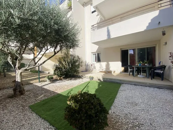 REZ DE JARDIN AVEC GARAGE ET PARKING