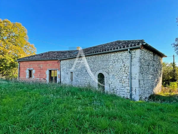 Maison à finir dans un environnement campagne