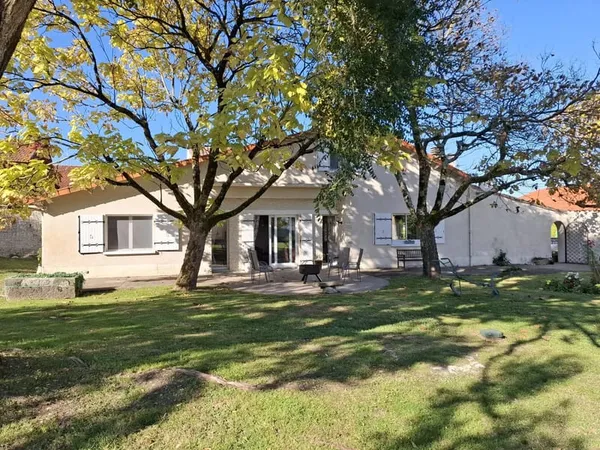 Maison de Village à Loubillé: Charme et Confort Assurés