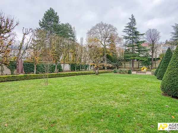Versailles Notre Dame - Studio/2 pieces de 38.20 m² carrez situé au 1er étage avec ascenseur et box