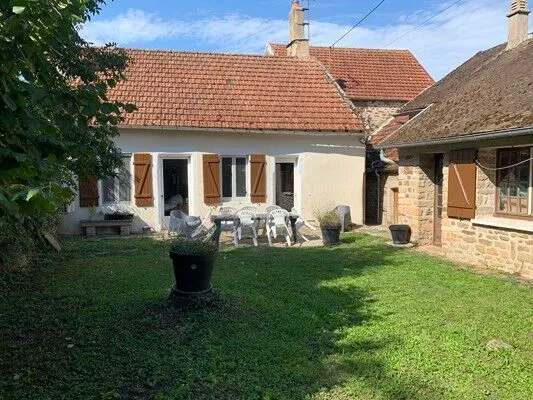 Située dans le pittoresque village de Guillon, à seulement quelques kilomètres d'Avallon