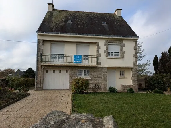 SÉGLIEN JOLIE MAISON EN REZ DE CHAUSSEE SURELEVE AVEC VIE DE PLAIN PIED DE 95 M² ENVIRON 4 PIÈCES PA