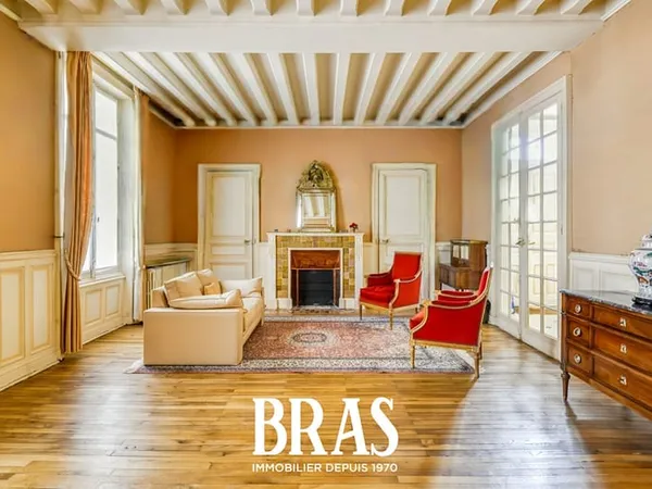MAISON BOURGEOISE AVEC DEPENDANCE.