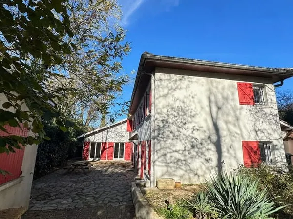 Maison dauphinoise sur un grand terrain arboré