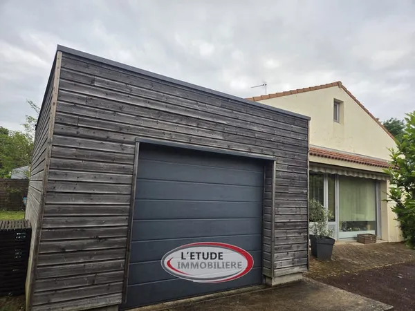 BRAINS BOURG : maison 120 m2 + garage et terrasse sur 383 m2