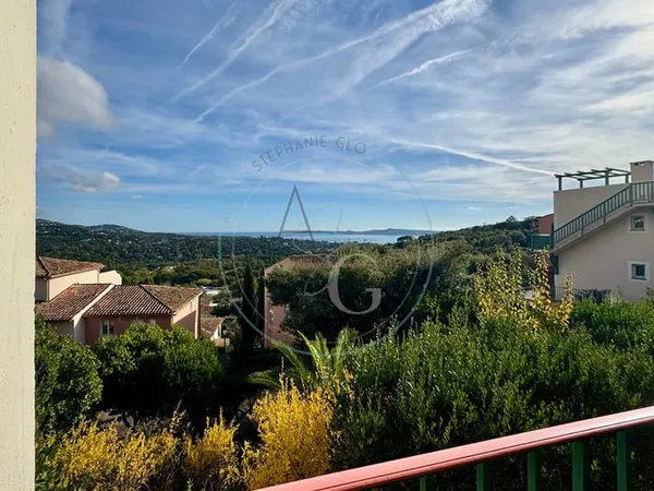 GRIMAUD - Appartement T3 avec terrasse -Vue mer - Domaine sécurisé avec piscine