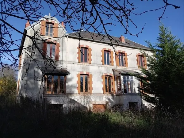 PROPRIETE DE 3 APPARTEMENTS À CÔTÉ DU PLAN D'EAU
