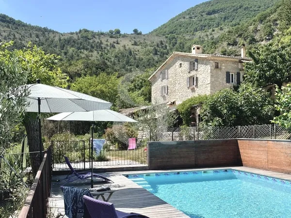 Mas avec piscine dans les collines de la Drôme provençale