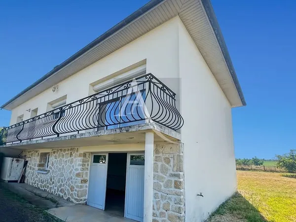 Charmante maison rénovée avec sous sol complet 3 chambres terrain clos