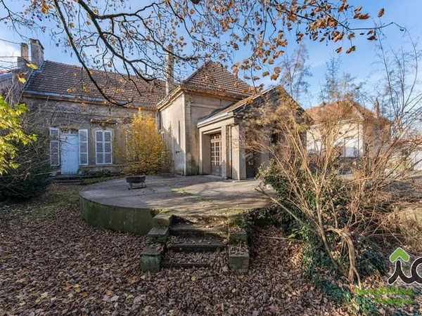 JOUY AUX ARCHES Demeure à rénover de 427 m² sur un terrain clos de 24 ares