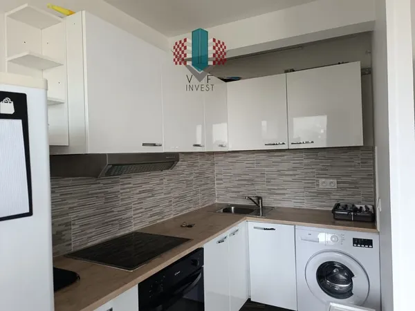 Studio meublé, loué,cave+ place de parking ;investisseur