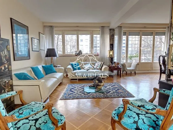 Appartement bourgeois 3 chambres de 105 m² . Balcon . Cave