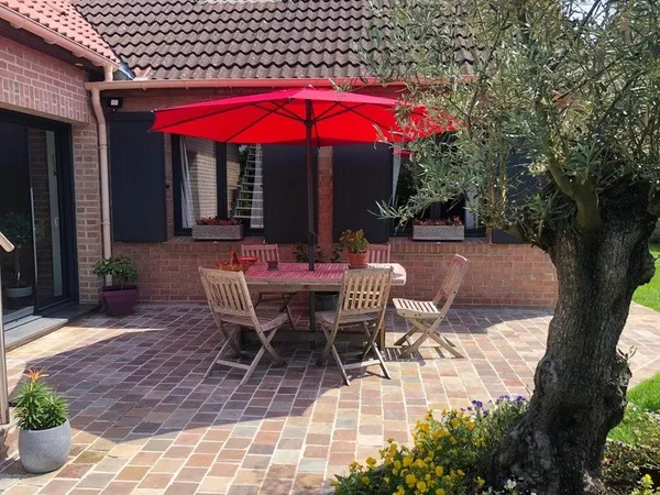 Maison individuelle de 2001 construite sur une superficie de 563 m2 (clos de haies) dont 208 m2 habi