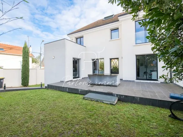 Maison récente avec 4 chambres, bureau et sous-sol total Q