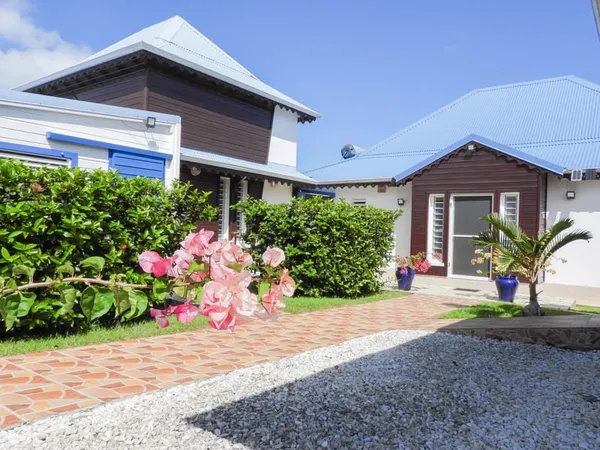 À vendre -Belle Propriété avec deux villas, piscine et jardin tropical - Le Moule