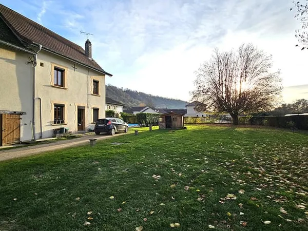 CHAMPAGNEUX - Maison - 3 chambres - dépendances - piscine - jardin
