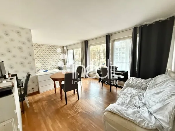 Grand studio avec balcon et place de stationnement proche citadelle et métro