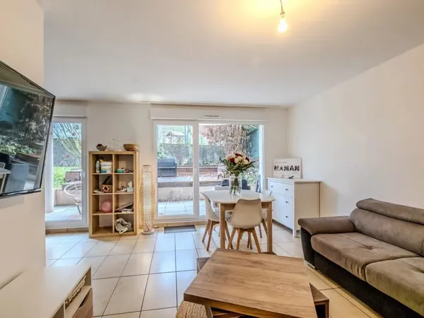 Rare ! T2 en rez-de-jardin avec superbe terrasse en bois et gran