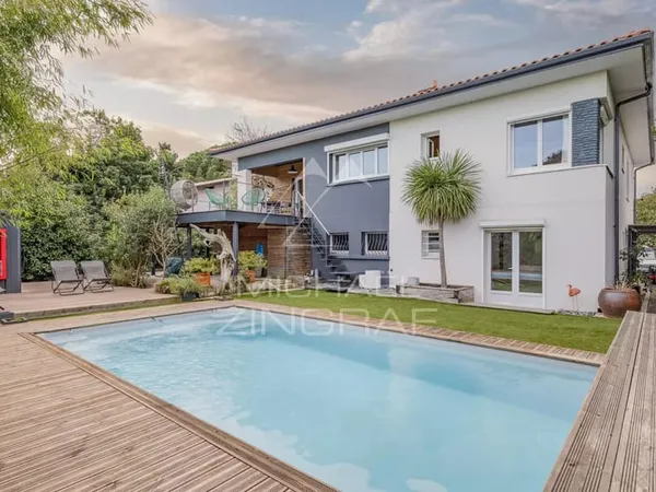 Maison contemporaine avec jardin et piscine au coeur de La Hume