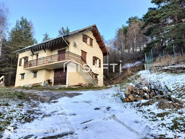 Maison de 238m² surface au sol( 124m² loi carrez )avec terrasse, garage de 89m², sur 2585m² de terra