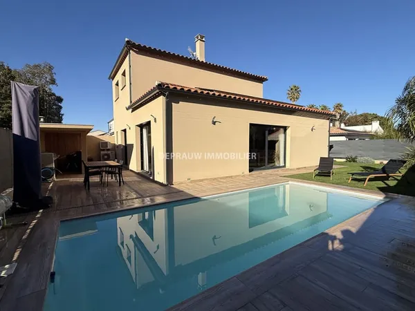 Maison 3 faces récente avec piscine et garage