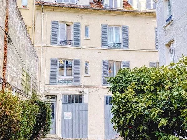 Versailles Notre-Dame Les Prés Appartement 3 pièces 67 m² au sol situé au 3eme et dernier étage avec