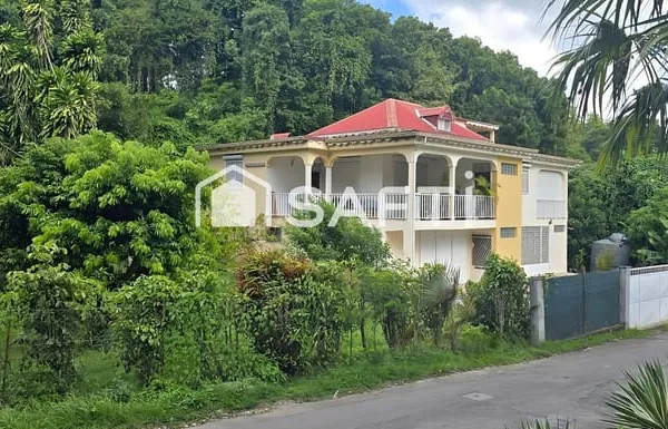 Villa au coeur d'un cadre verdoyant