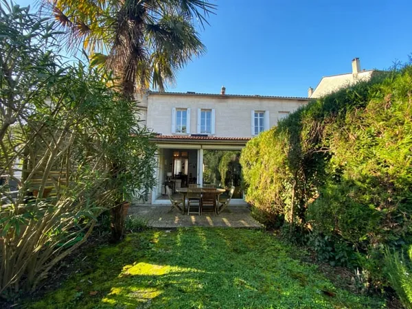ANGOULEME Quartier calme et prisé : jolie maison de ville re