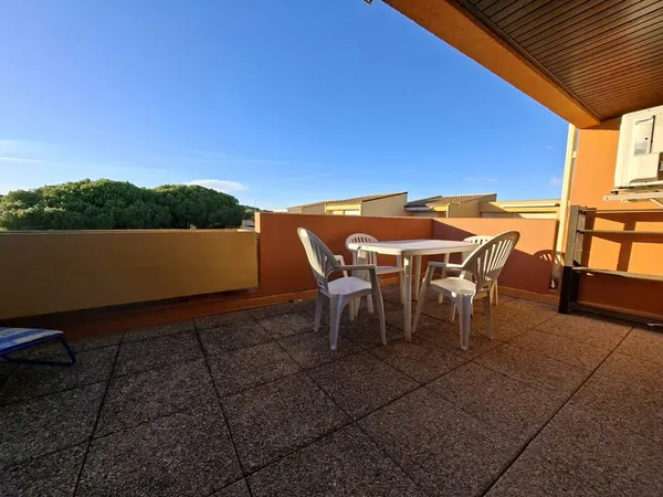 DEUX PIECES MEZZANINE AVEC TERRASSE PROCHE PLAGE DU MOLE