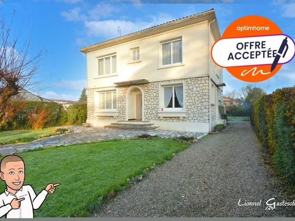 Maison familiale trois chambres à vendre avec jardin arboré - proche commerces et hôpital à PINEUILH