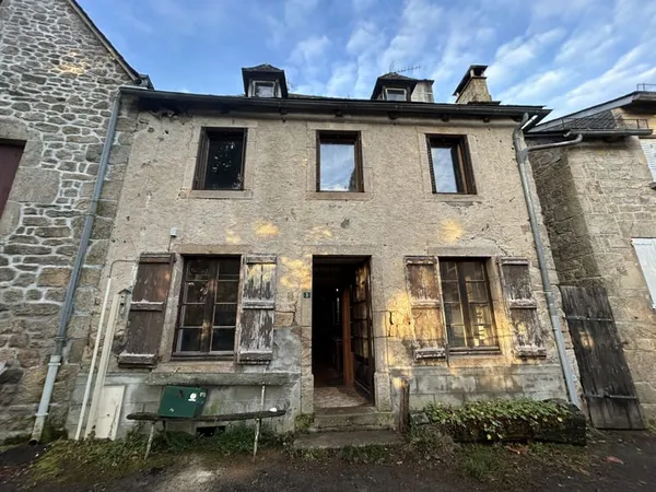 MAison à la Roche Canillac en Corrèze