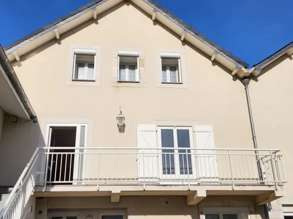 EXCLUSIVITÉ NAY, A VENDRE Appartement 171 m², 5 chambres, cour de 130 m²